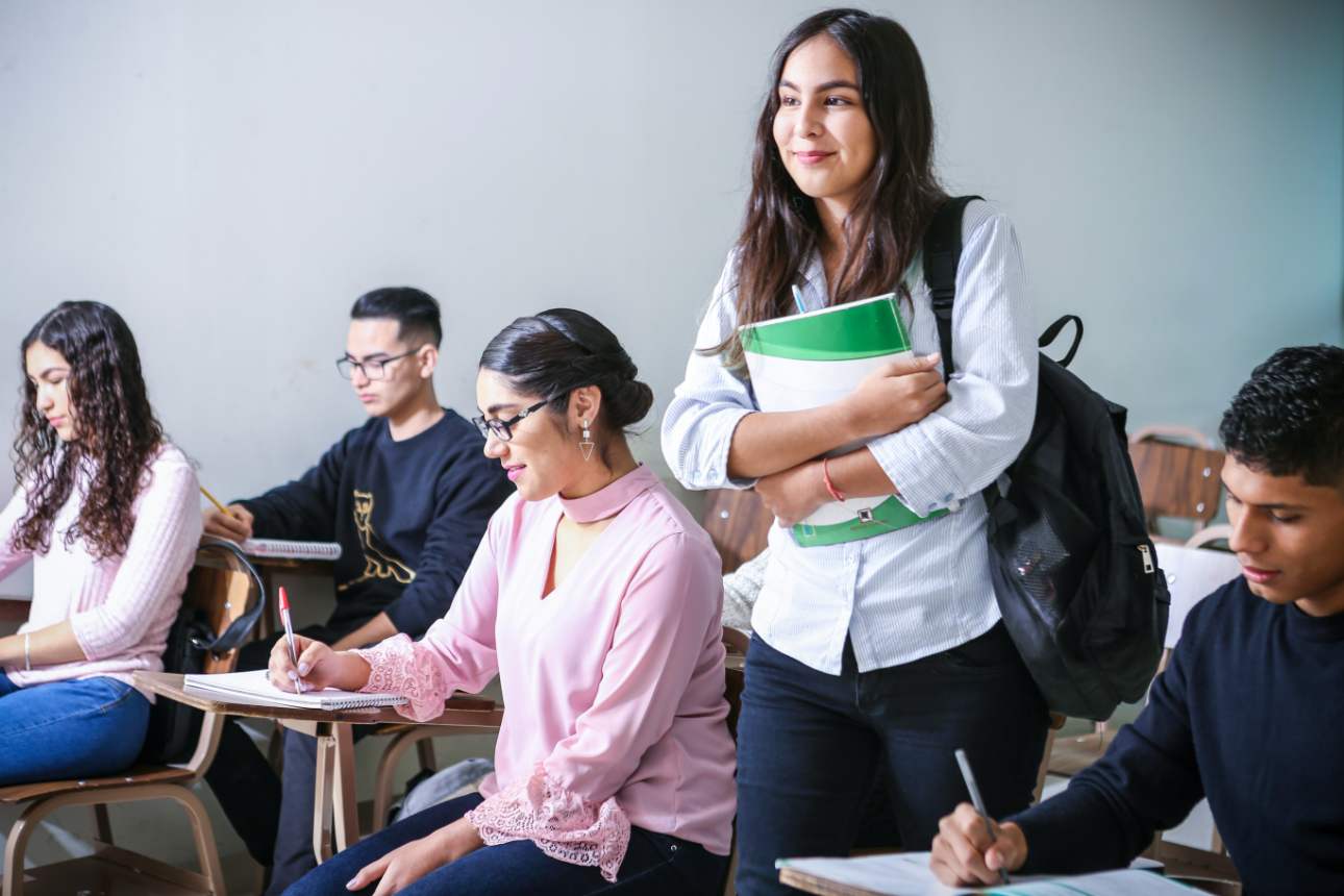 niña de la escuela en clase